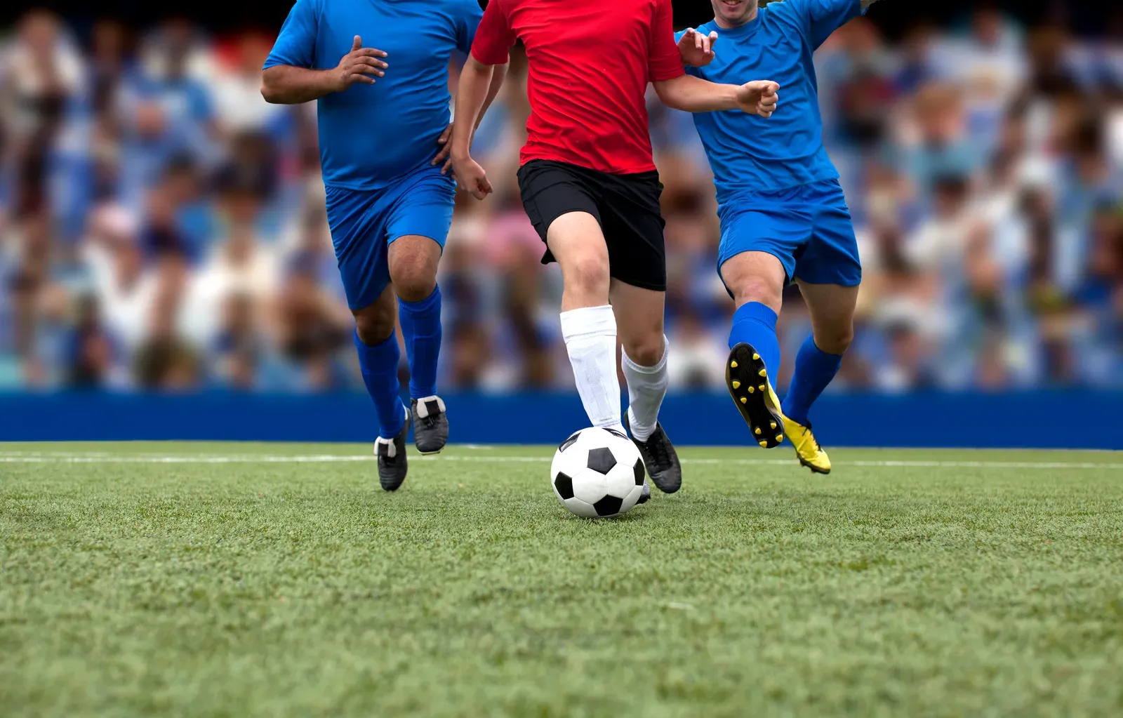 fotballspiller som spiller ball istedenfor å bruke tid på inkasso